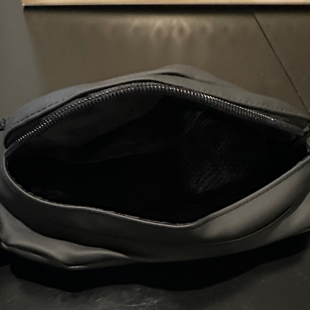 Elegant Black Crossbody Bag - Picture 3 of 4